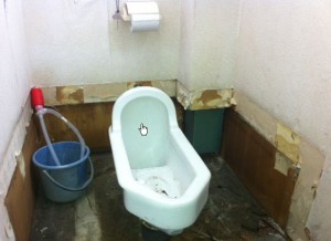 69.和式トイレ改装による解体工事はおまかせください